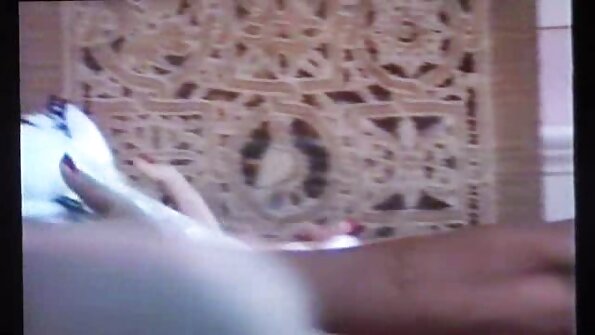 એક બિકીની વીડીયો સેકસી છોકરીને મોouthા પર ચડાવવું તેના ડિક પર તેની ઝબૂકવું બનાવે છે